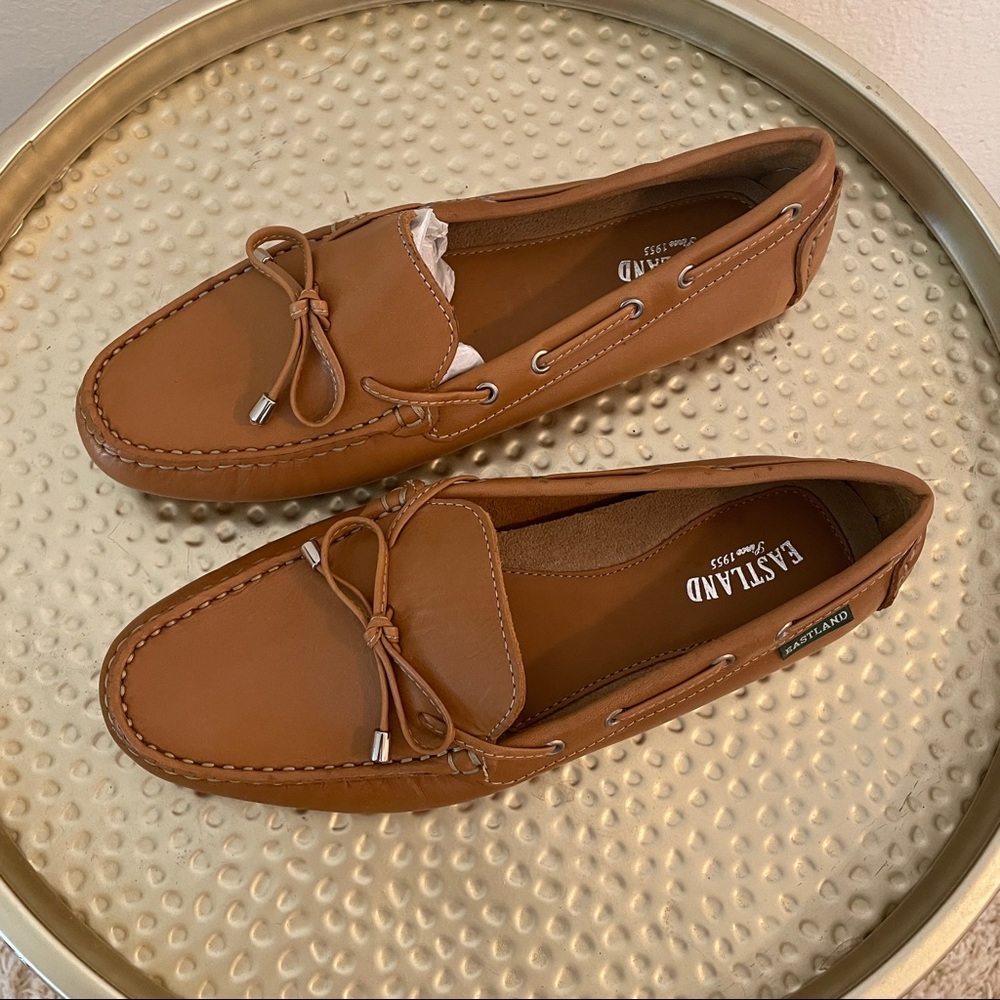 NWOT Eastland brown leather loafers with tie!